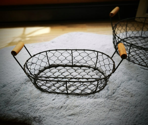 Metallkorb mit festem Holzgriff - DekoEule- Onlineshop für Landhausdeko, Deko Landhausstil, Farmhausdeko, Landhausstil Deko