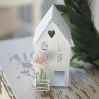 Haus shabby chic mit Herz Fenster - DekoEule- Onlineshop für Landhausdeko, Deko Landhausstil, Farmhausdeko, Landhausstil Deko